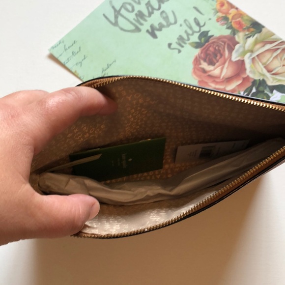 ❤️1 HOUR SALE❤️🎉HP🎉KS Gia Flynn street pouch - Picture 5 of 7